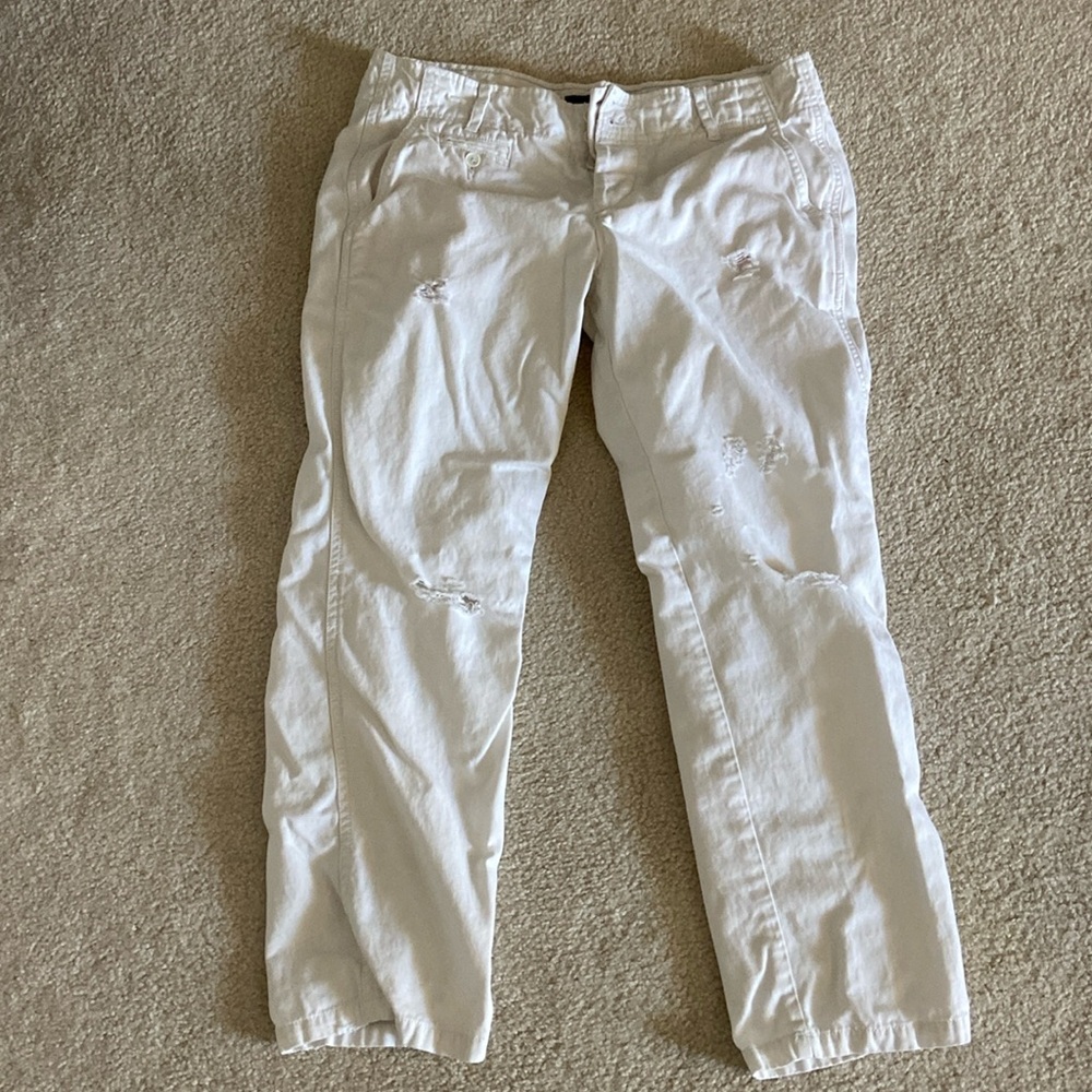 American Eagle beachy distressed white chinos low rise size 4